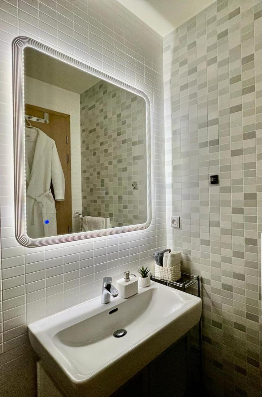 Luxury Apartment In Prague And Free Parking ภายนอก รูปภาพ
